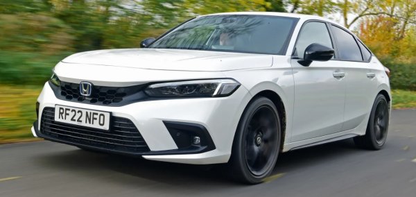 Усеща се, че Honda наистина е опитала да направи нещо хубаво с последното поколение Civic. Интериорът изглежда приятен (въпреки сравнително скъпия девет-инчов сензорен екран). Здрав е, с първокласни материали, използвани навсякъде.

С изключение на брилянтния хотхеч Type R - всеки Civic използва  2,0-литров хибриден задвижващ механизъм. Това е интелигентна настройка, която включва две батерии, два електрически мотора и  CVT , за да осигури ефективност и гладкост. 

Част от този фино настроен баланс от Type R трябва да се е "филтрирал" до хибридния модел, защото той е изненадващо пъргав на пътя. Вярно е, че пространството на задните седалки не е от най-щедрите, но отворете капака на багажника и ще откриете приятна изненада от 410 литра.